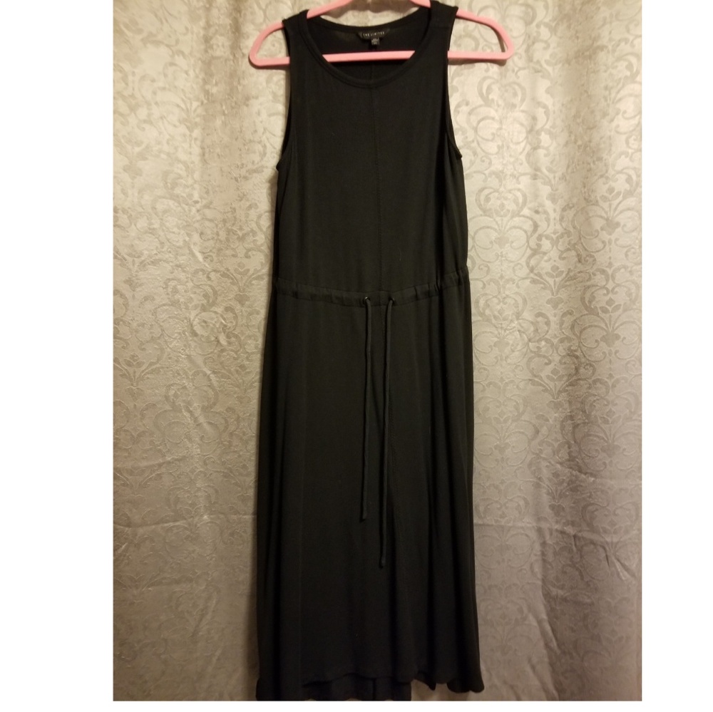 Black dress comes below the knees